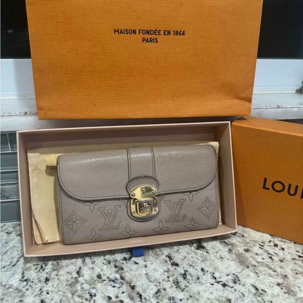 Authentic Louis Vuitton Iris Long Wallet Mahina Leather Monogram - Picture 4 of 13